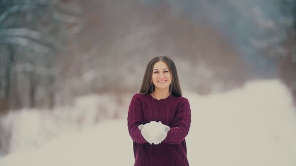 Hermosa chica lanza nieve — Vídeos de Stock