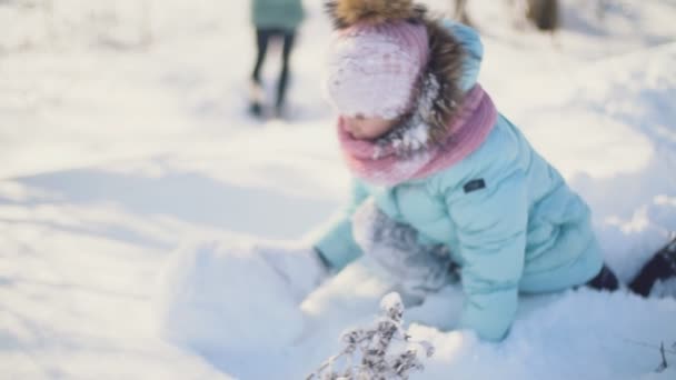 Meisje spelen met sneeuw — Stockvideo