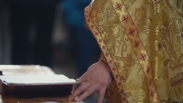 Священник читает книгу — стоковое видео