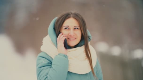 Flicka pratar i telefon — Stockvideo