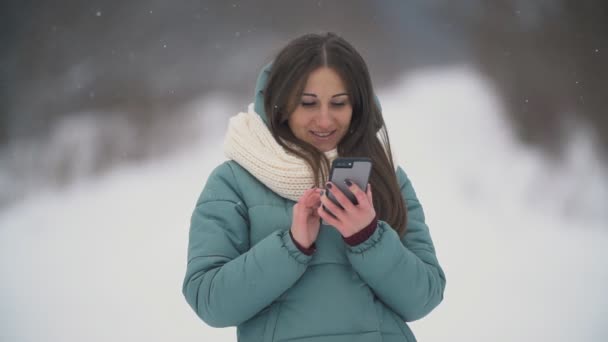 Girl looks into the phone — Stock Video