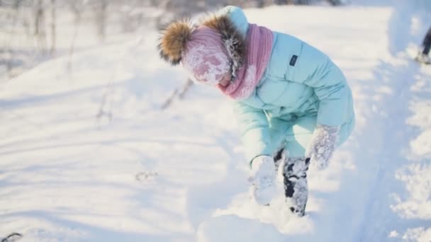 Κορίτσι που παίζει με το χιόνι — Αρχείο Βίντεο