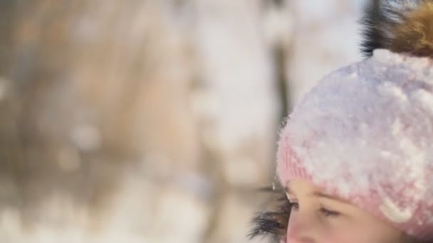 冬天一个女孩的肖像 — 图库视频影像