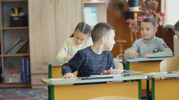 De jongen is verantwoordelijk staande achter zijn Bureau — Stockvideo