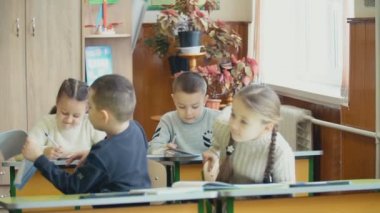 öğretmen sınıfta öğrenciler ile