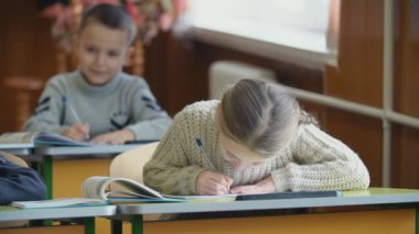 masasında otururken kız yazar