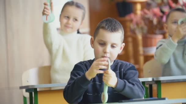 Niños adivinar números — Vídeo de stock