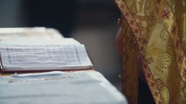 Rahip bir kitap okuma