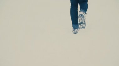 güzel kız kar atar