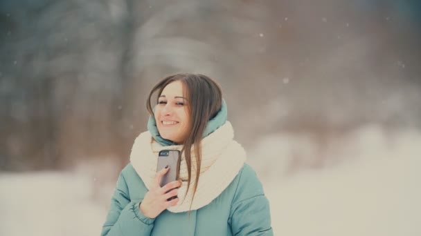 Menina falando no telefone — Vídeo de Stock