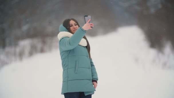 Menina bonita faz selfie — Vídeo de Stock