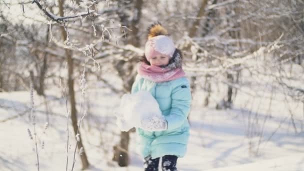 Chica jugando con la nieve — Vídeo de stock