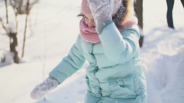Meisje spelen met sneeuw — Stockvideo