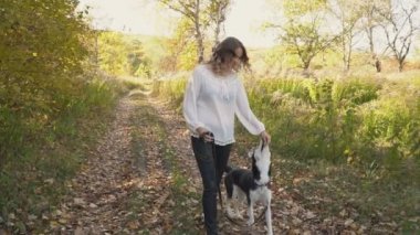 bir köpek ırkı Husky kızla