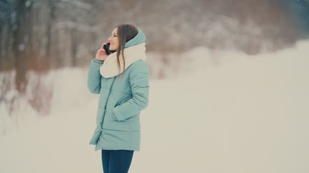 Dziewczyna rozmawiająca przez telefon — Wideo stockowe