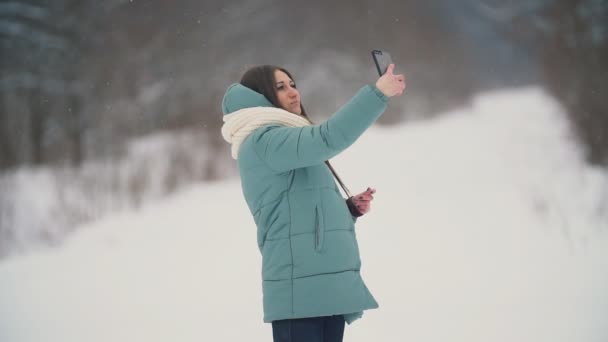 Menina bonita faz selfie — Vídeo de Stock