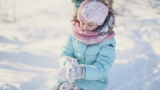 Meisje spelen met sneeuw — Stockvideo