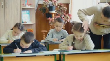 öğretmen sınıfta öğrenciler ile