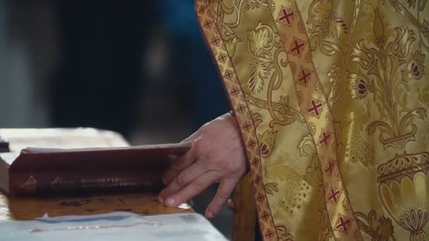 Священник читает книгу — стоковое видео