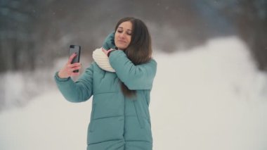 Güzel kız selfie yapar