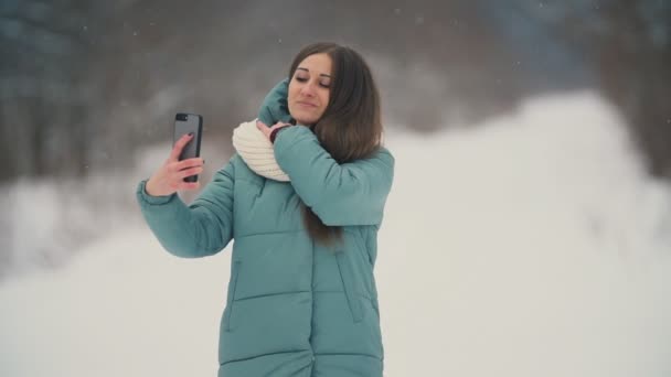 Belle fille fait selfie — Video