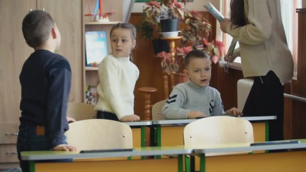 Les enfants partent en vacances — Video