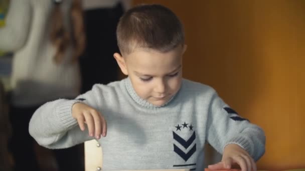 Niños juegan con formas geométricas — Vídeo de stock