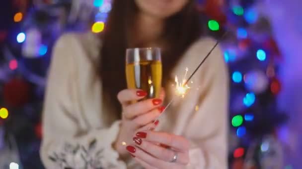 Glass with wine and sparkler — Stock Video