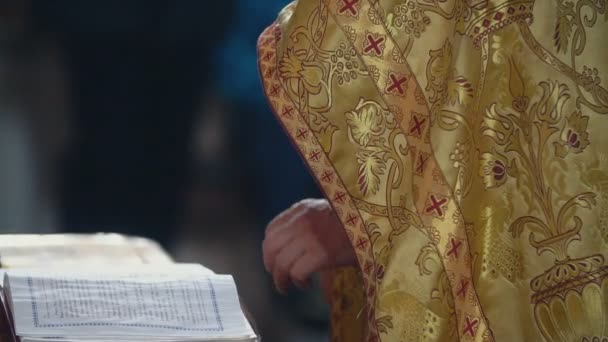 Священик читає книгу — стокове відео