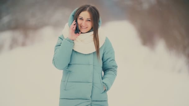 Κορίτσι Μιλάει Στο Τηλέφωνο Ενώ Στο Δρόμο Για Χειμώνα — Αρχείο Βίντεο
