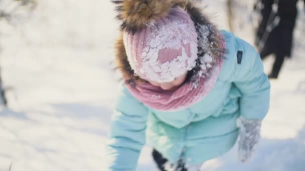 Mädchen spielt mit Schnee — Stockvideo