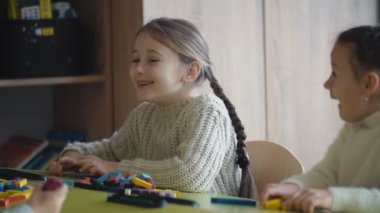 bir Oluşturucu ile oynayan kızlar