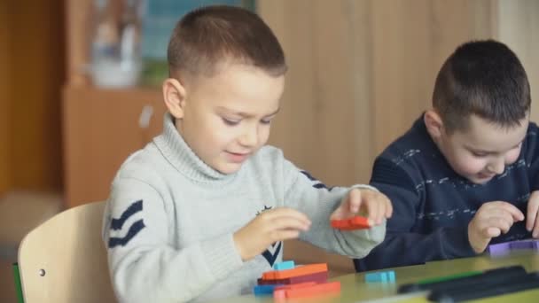 Çocuklar Okul Masasında Tasarımcısı Montajı — Stok video