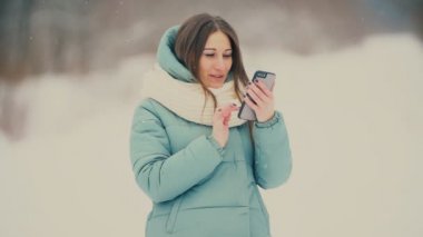 Telefonda kız görünüyor