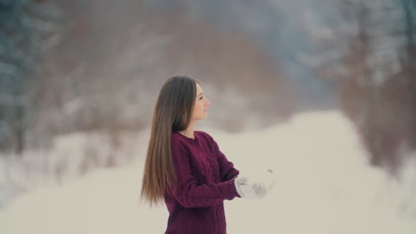 Hermosa chica lanza nieve — Vídeos de Stock