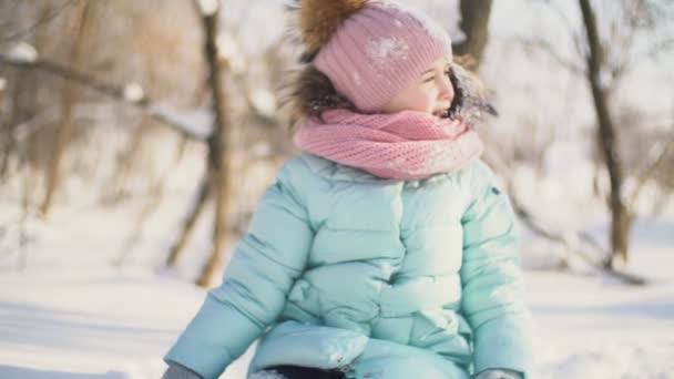 Chica jugando con la nieve — Vídeo de stock