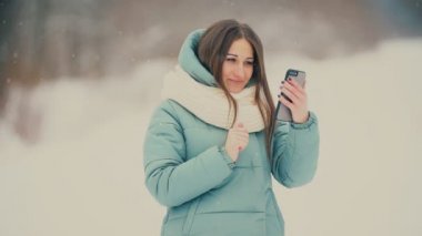 Telefonda kız görünüyor