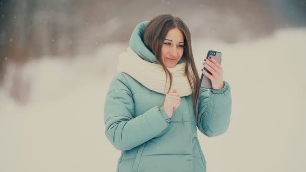 Menina olha para o telefone — Vídeo de Stock