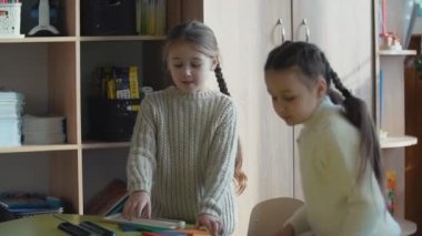 kızlar geometrik şekillerle oynamak