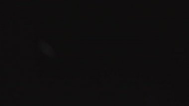 Siyah arkaplana düşen kar