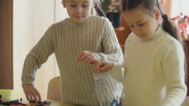 bir Oluşturucu ile oynayan kızlar