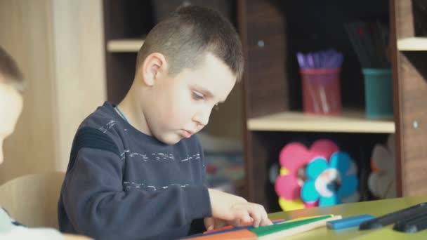 Pojkar Spelar Med Geometriska Figurer Som Sitter Skolbänkar — Stockvideo
