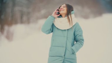 Kız telefonda konuşuyor.