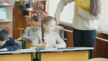 öğretmen sınıfta öğrenciler ile