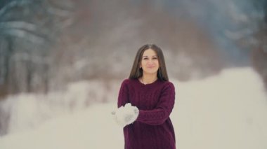 güzel kız kar atar