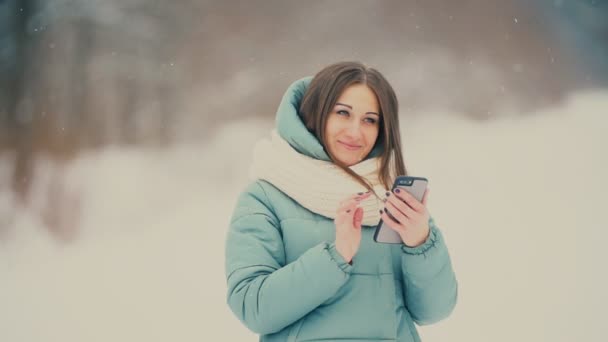 Menina olha para o telefone — Vídeo de Stock