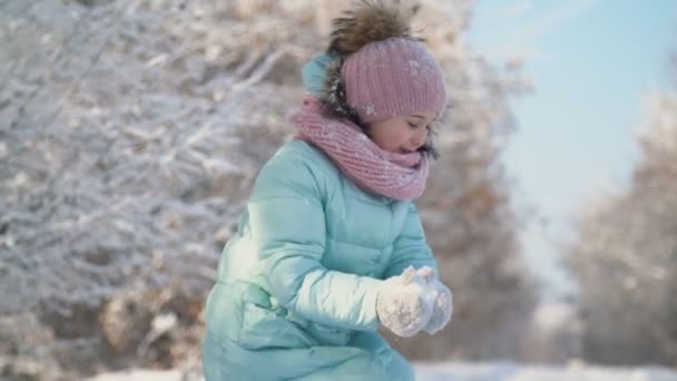 Niña en un parque cubierto de nieve — Vídeos de Stock