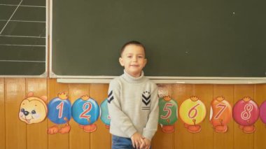 Çocuk bir şeyler anlatıyor