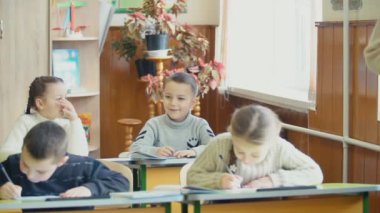 öğretmen sınıfta öğrenciler ile