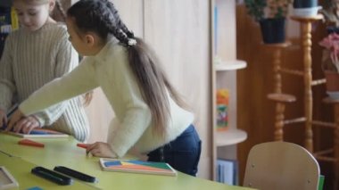 kızlar okul sıraları oturuyorsun geometrik figürler ile oynamak